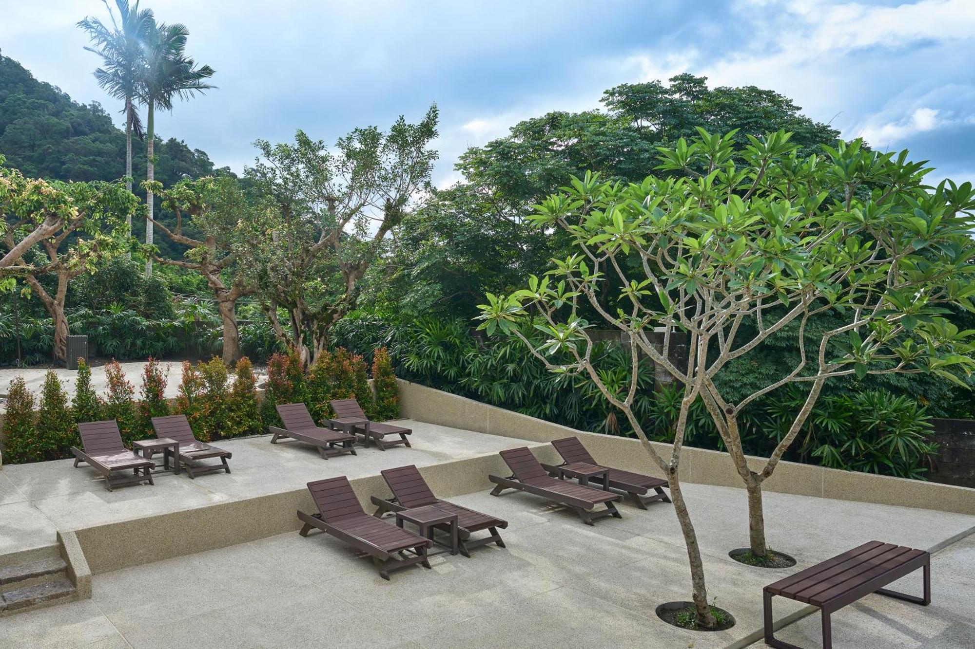 Hotel Royal Chiao Hsi Jiaoxi Exterior foto The resort's pool deck